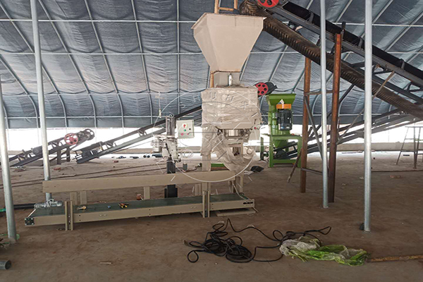 Automatic fertilizer packaging scale installation