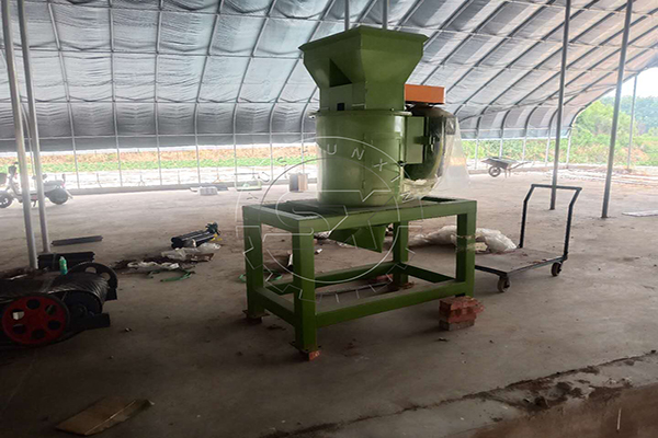 New type vertical crusher for organic fertilizer powder making