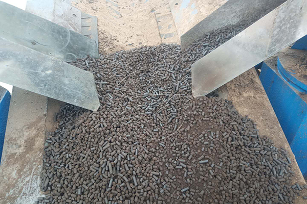 Compost pellets by dry granulation method