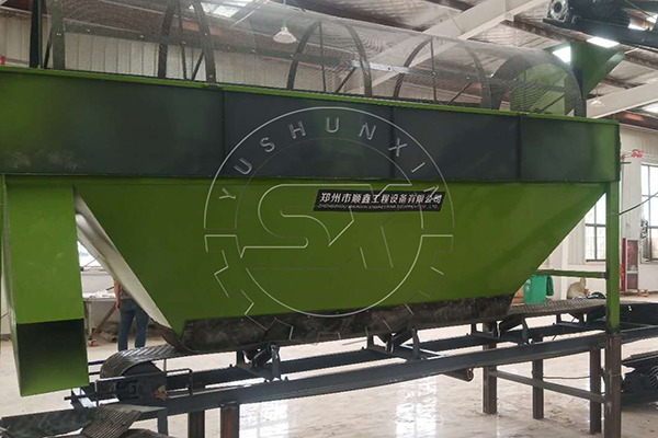 Compost screen machine in fertilizer making plant