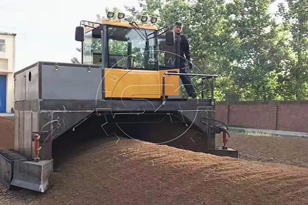 Crawler type windrow fertilizer fermentation