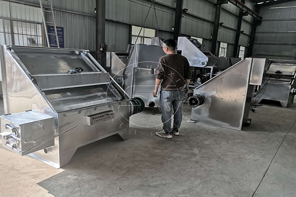 Inclined screen solid-liquid separator for high moisture dewatering