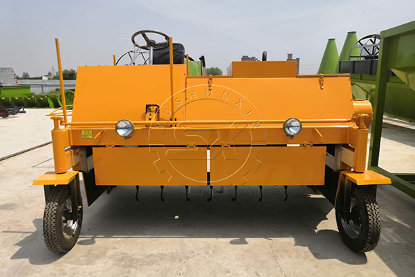 Moving type windrow composting machine for economical manure fermentation