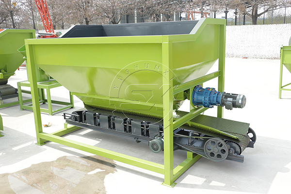 Forklift feeder for powdery biofertilizer making
