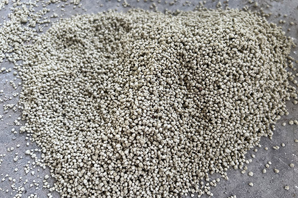 Bentonite granules produced by pan granulator