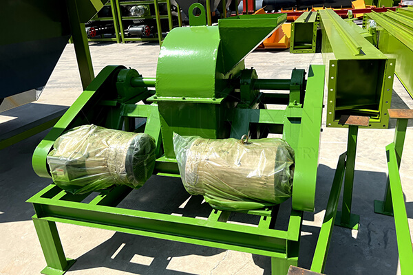 Cage crusher for compound fertilizer processing