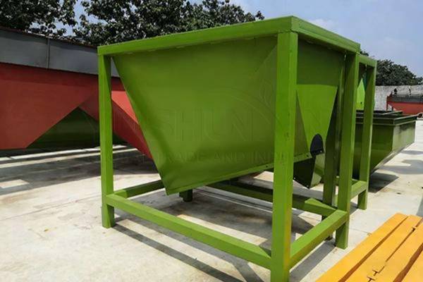 buffer silo for more smooth large scale fertilizer manufacturing